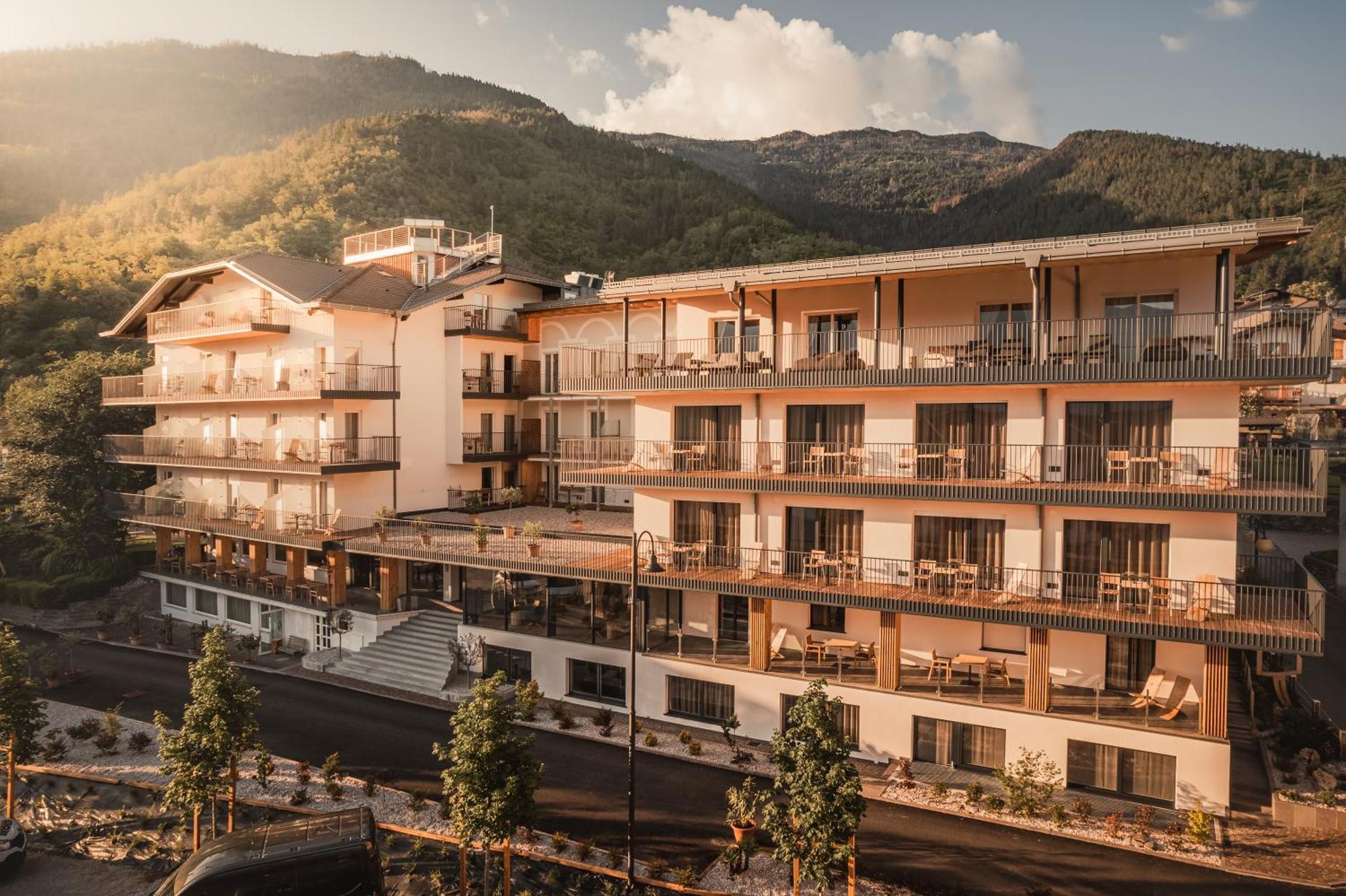 Cristallo Sport & Wellness Hotel Levico Terme Bagian luar foto